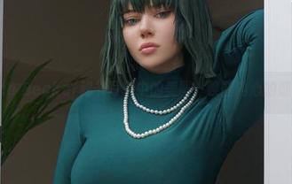 感受Alina Becker秘书写真中的美图，唤醒内心的感性与力量